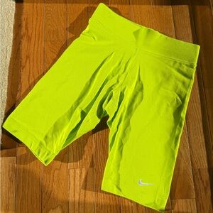 Nike Women Sportswear Bike Shorts Essential Atomic Green
